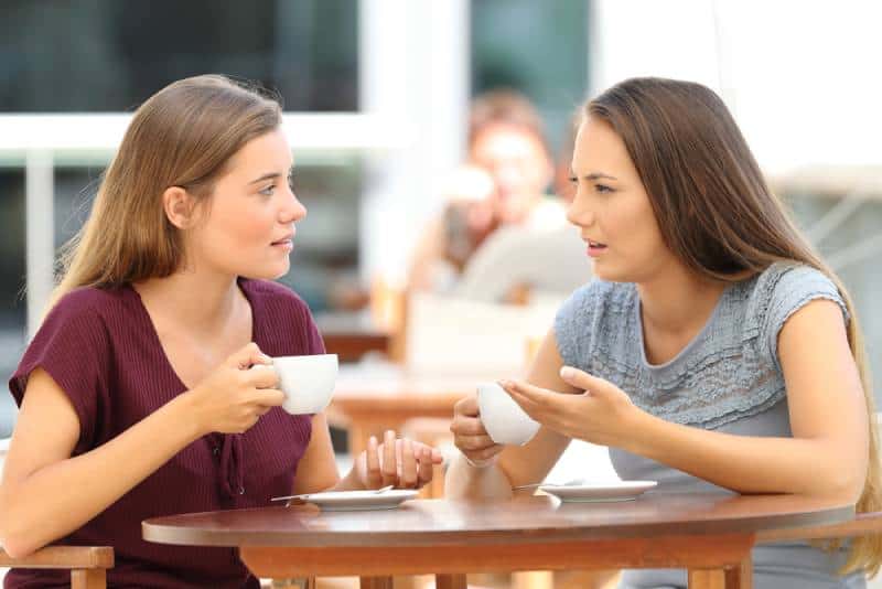 Deux amis sérieux discutent assis dans un restaurant
