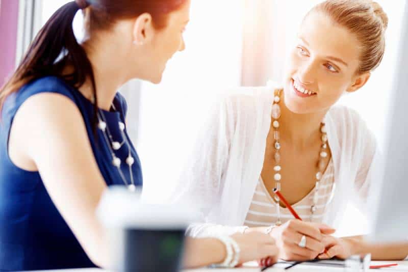 Deux collègues féminines au bureau