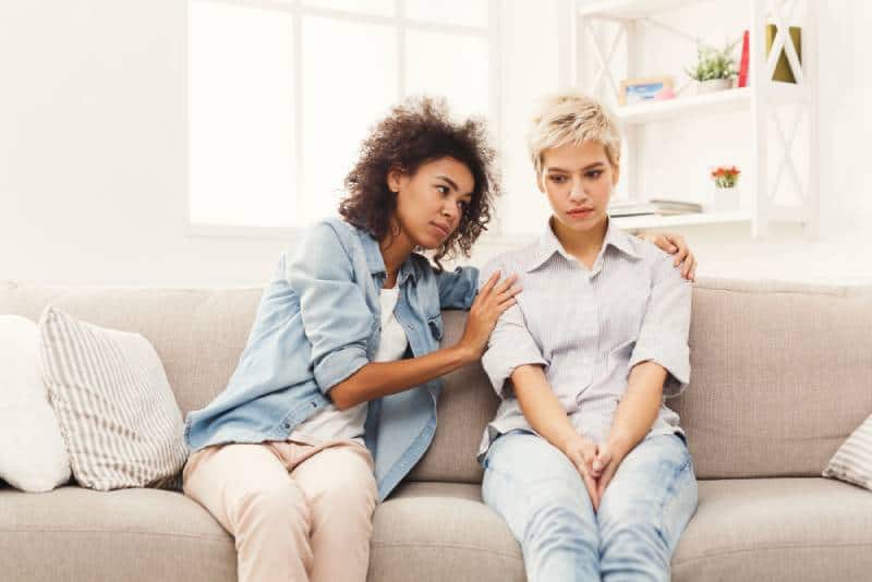 Deux femmes tristes et diverses discutant à la maison