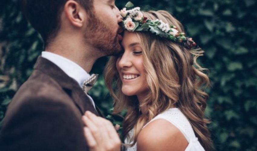 un homme embrasse une femme sur le front