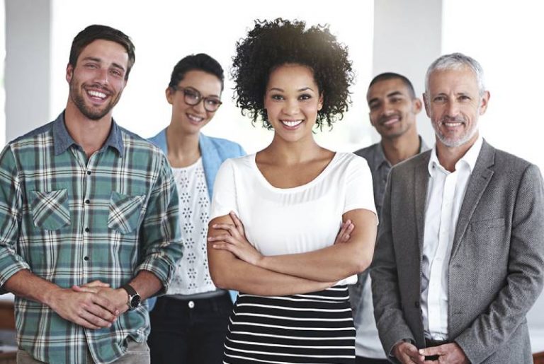 groupe souriant de collègues