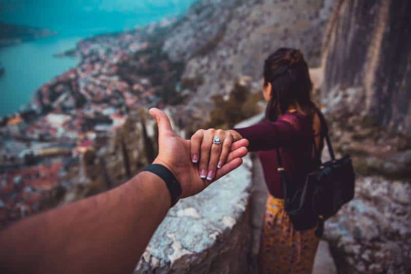 Femme tenant la main de l'homme tout en regardant le paysage du bâtiment