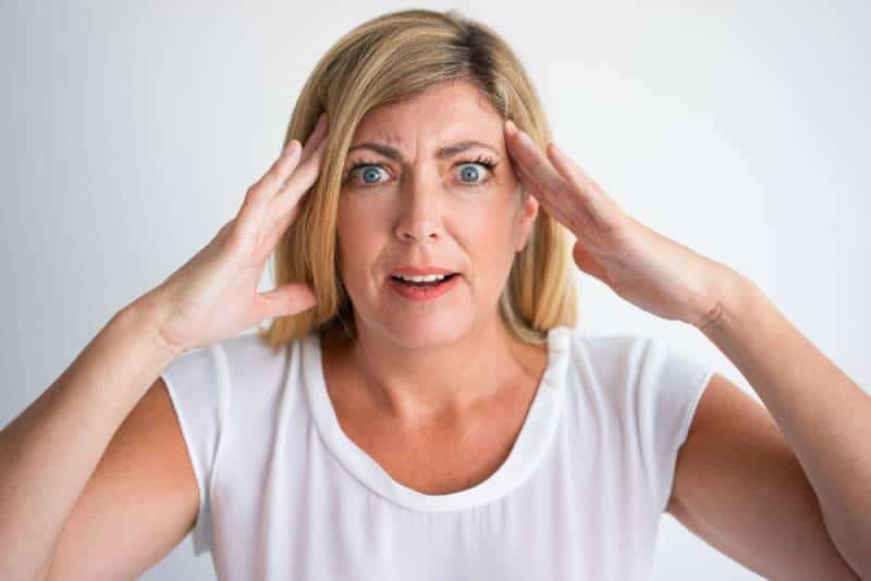 Gros plan d'une dame en colère qui n'en croit pas ses yeux