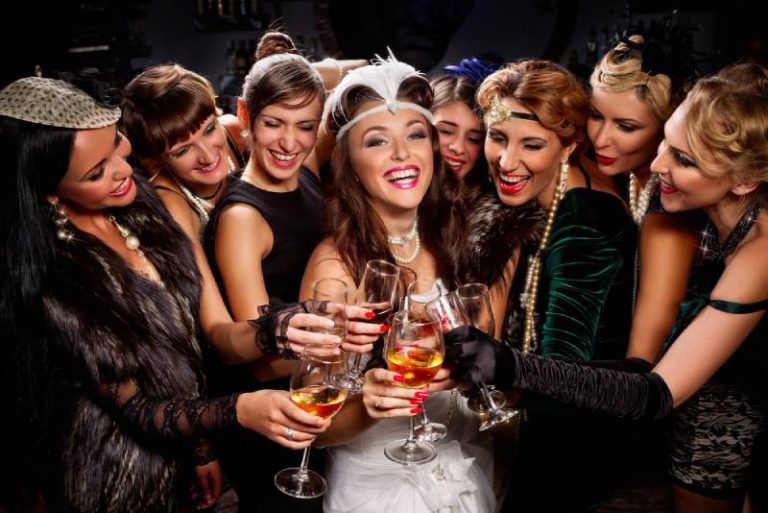 groupe de fille ayant une fête