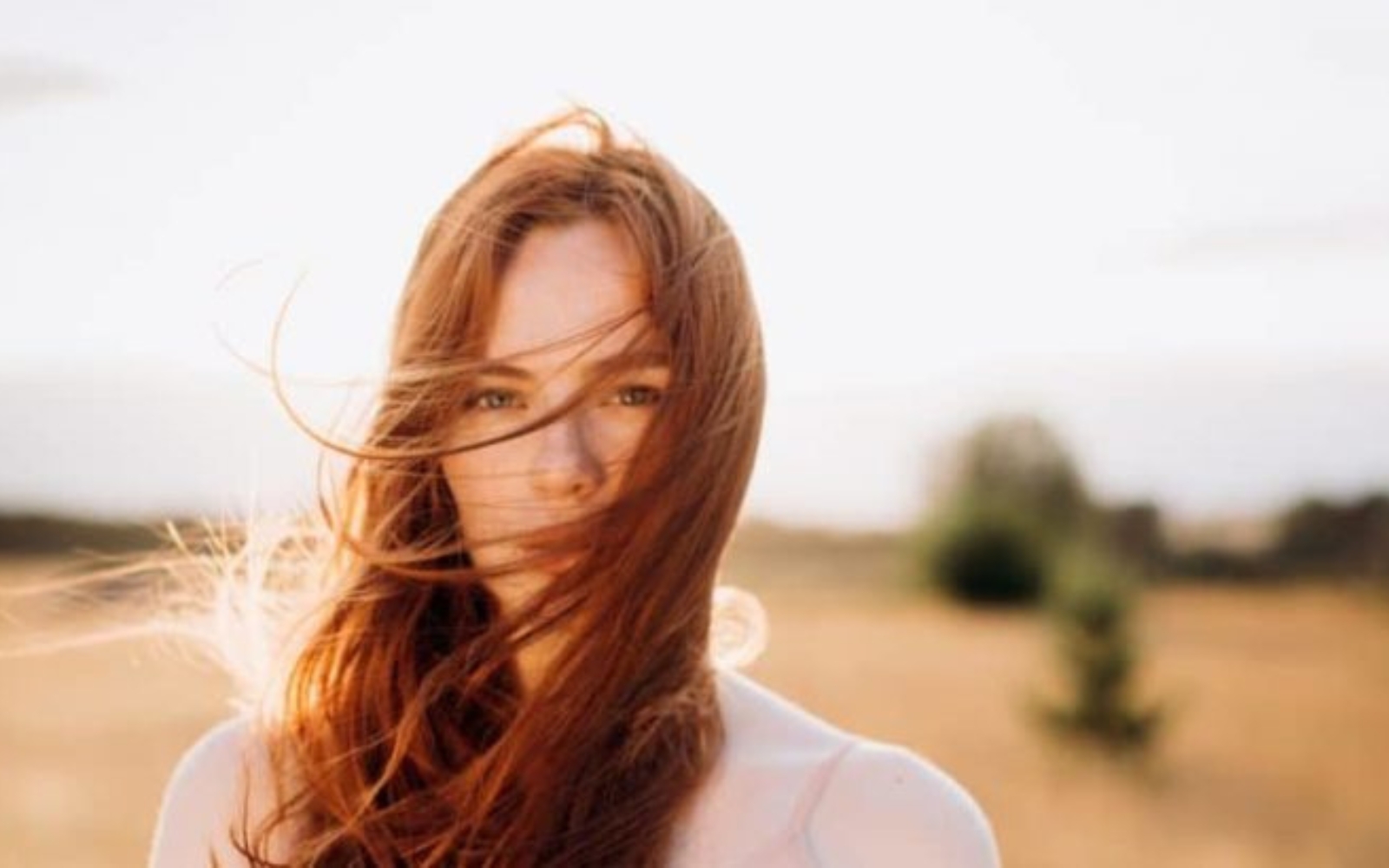 les cheveux de la femme senroulent dehors