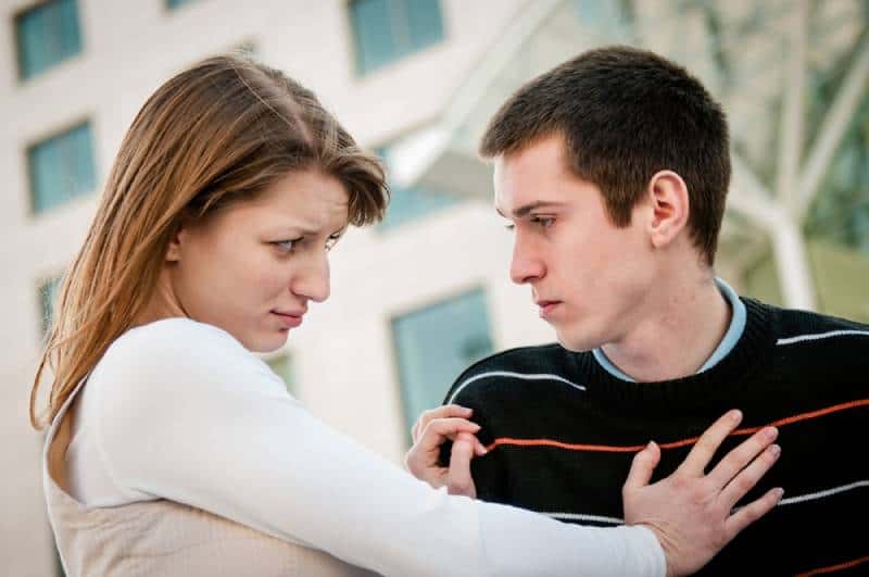Image de style de vie d'une jeune femme refusant un homme à l'extérieur dans la rue ayant des problèmes relationnels