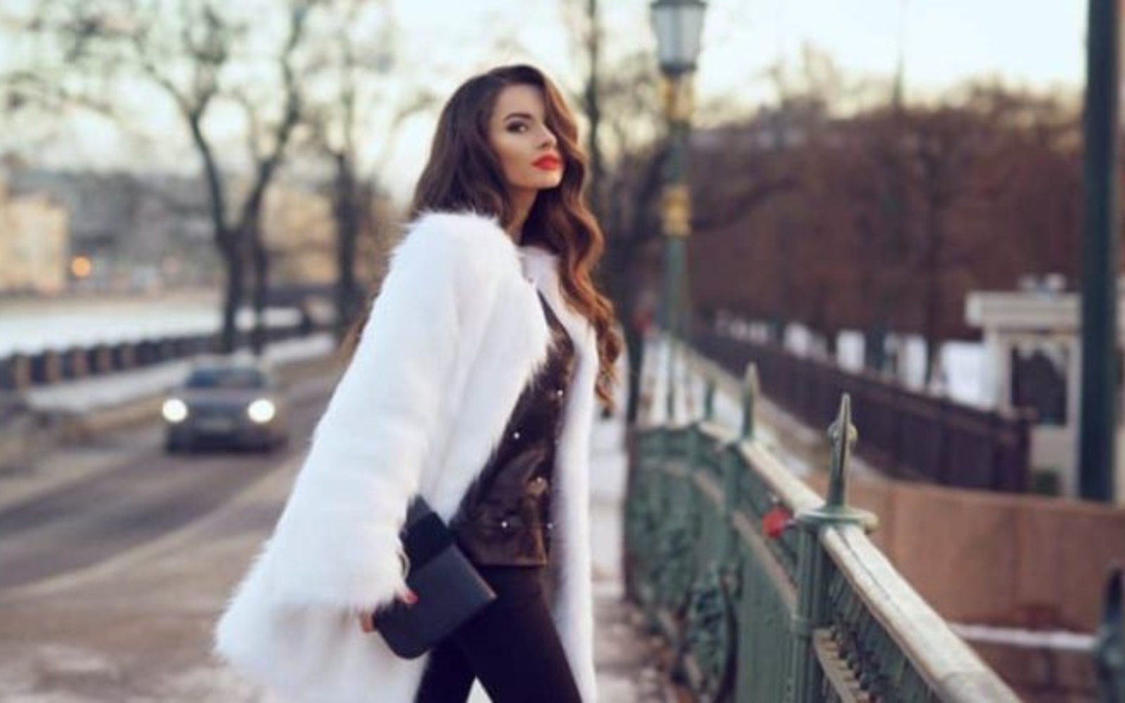 une femme avec un manteau blanc marche dans la rue