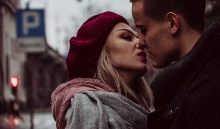 une femme etreignant un homme sembrasse