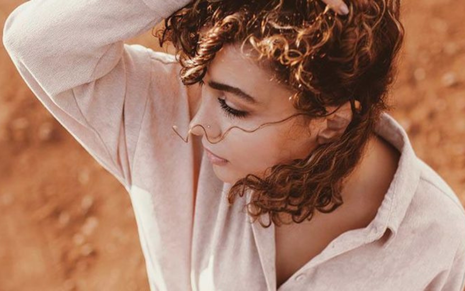 une femme aux cheveux crepus