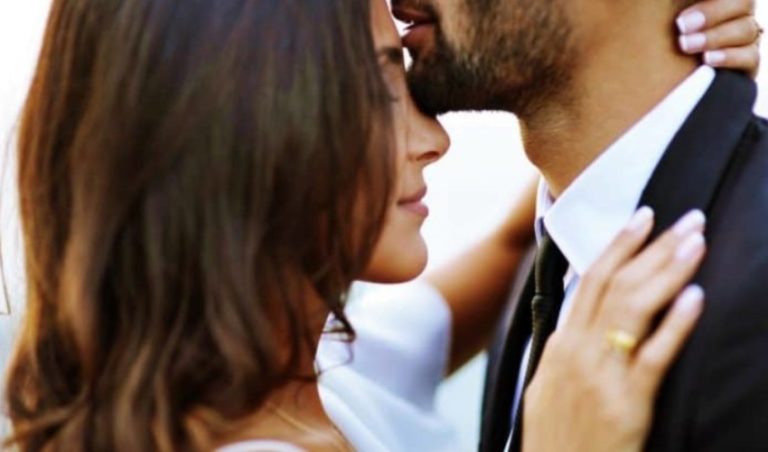 un homme embrasse une femme sur le front