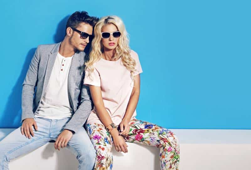 Jeune couple à la mode sur fond bleu
