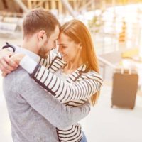 Un couple heureux s'embrasse à l'aéroport