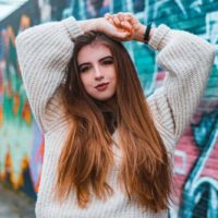 femme avec un graffiti