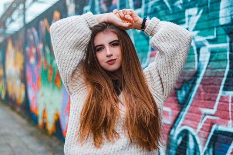 femme avec un graffiti