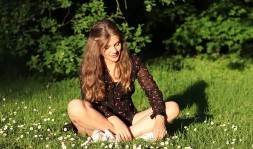 une femme assise dans lherbe