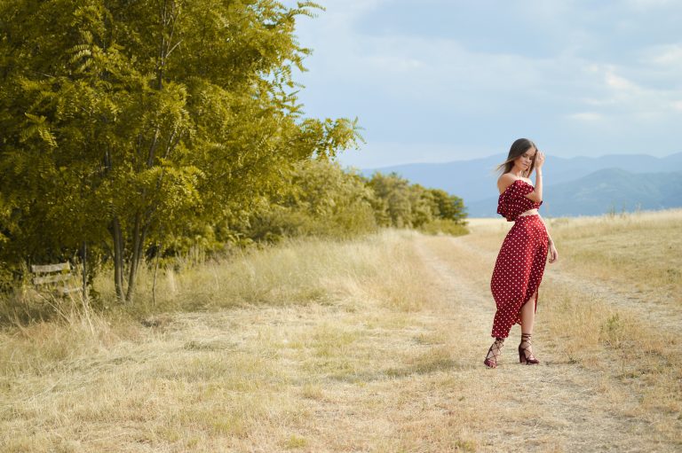 une femme avec une robe rouge