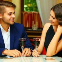 couple ayant un rendez-vous au restaurant