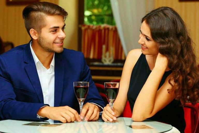 couple ayant un rendez-vous au restaurant