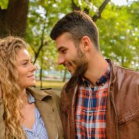 Un homme et une femme souriants se regardent dans les yeux