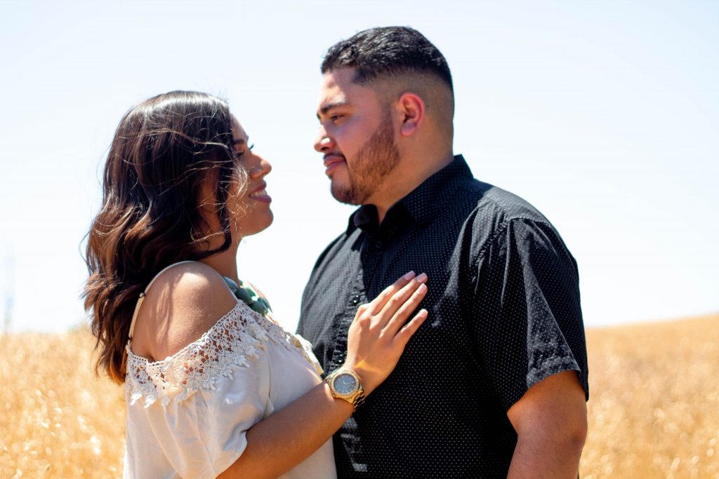 L'homme se tient face à la femme qu'elle met sa main sur ses épaules