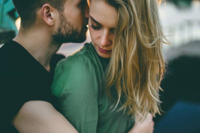 homme embrassant une femme par derrière