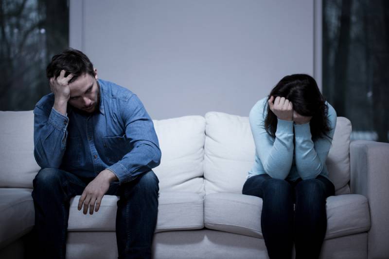 Photo du jeune couple ayant des difficultés dans leur relation