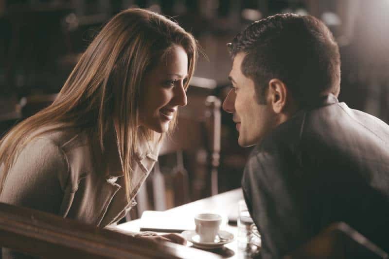Photo en gros plan d'un couple se regardant au café