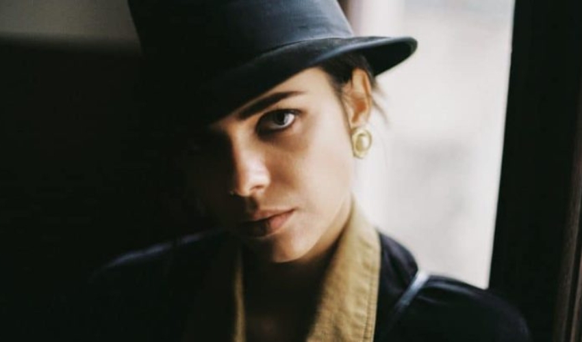 une femme avec un chapeau