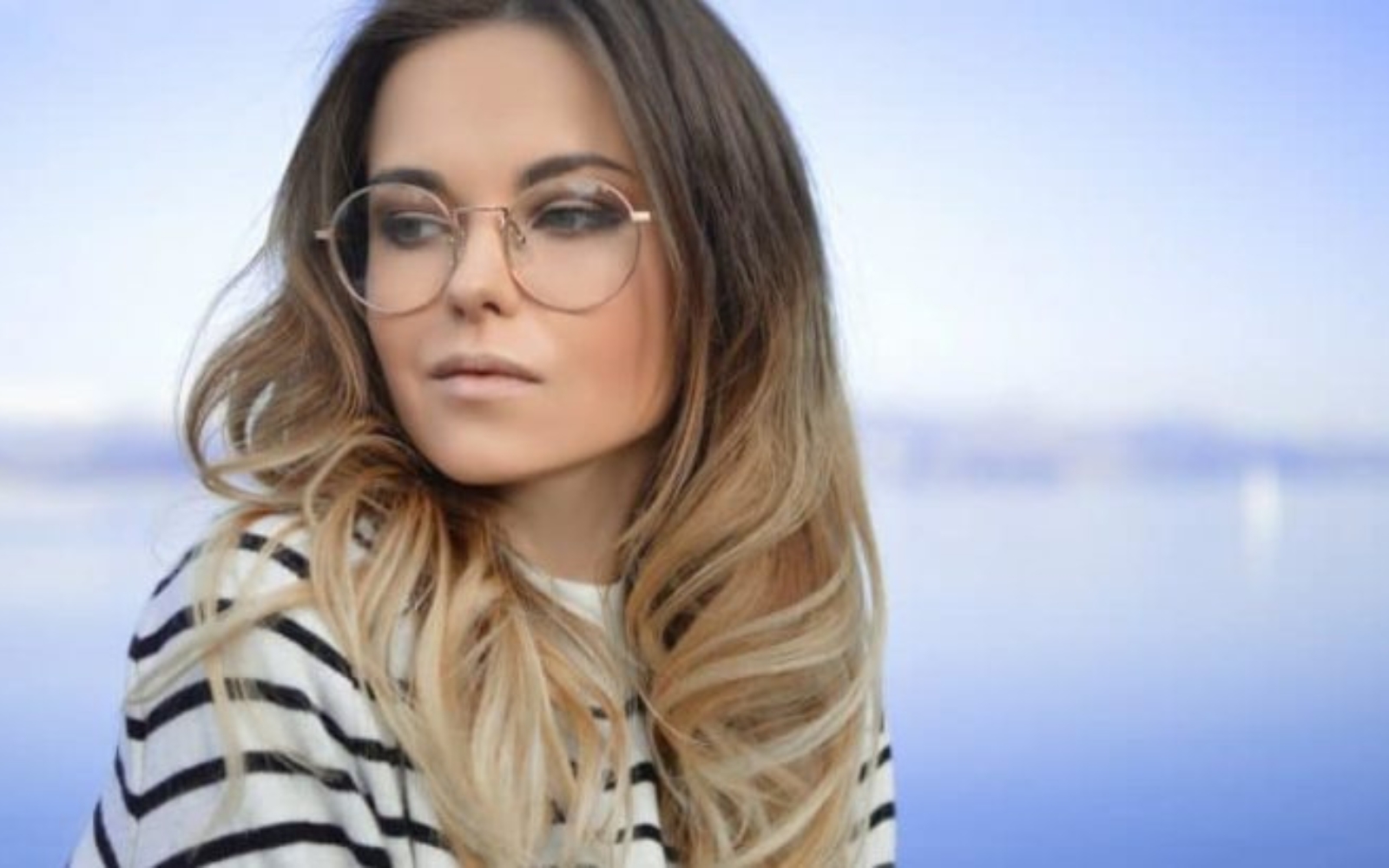 une femme avec des lunettes