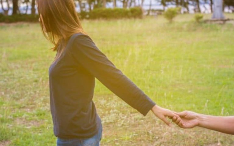 un homme et une femme se tenant la main