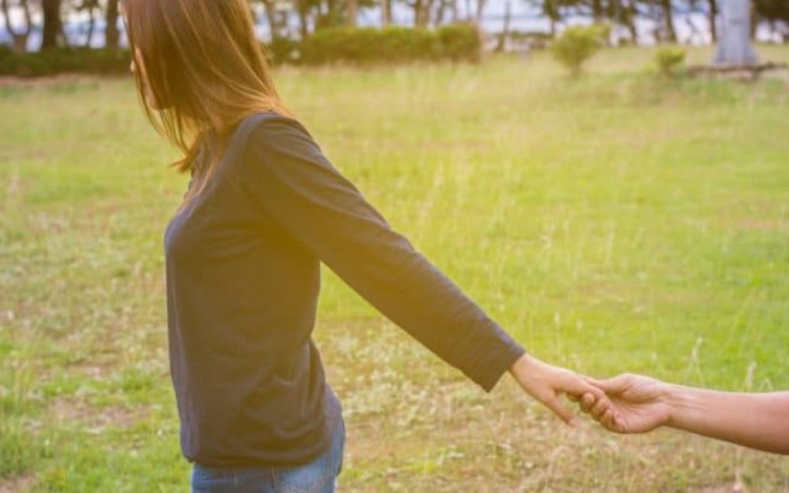 un homme et une femme se tenant la main