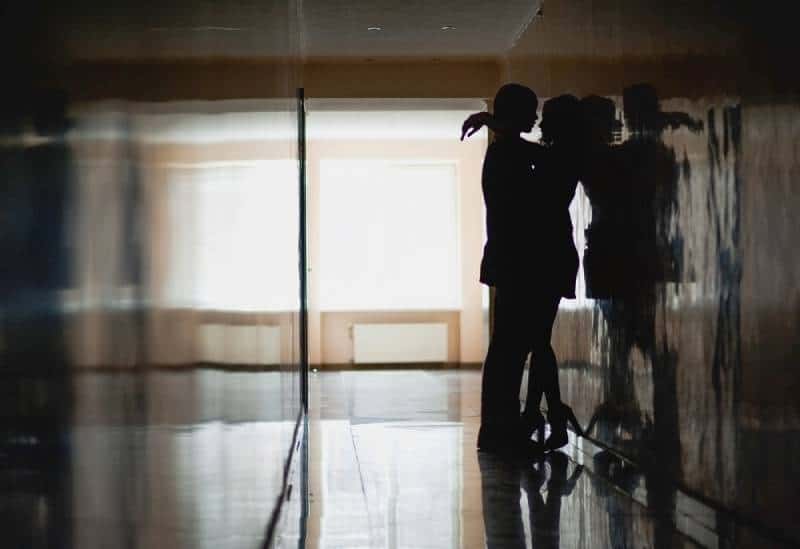Silhouette d'un couple s'embrassant à l'intérieur