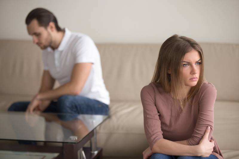 Triste couple qui ne se parle plus après la dispute.