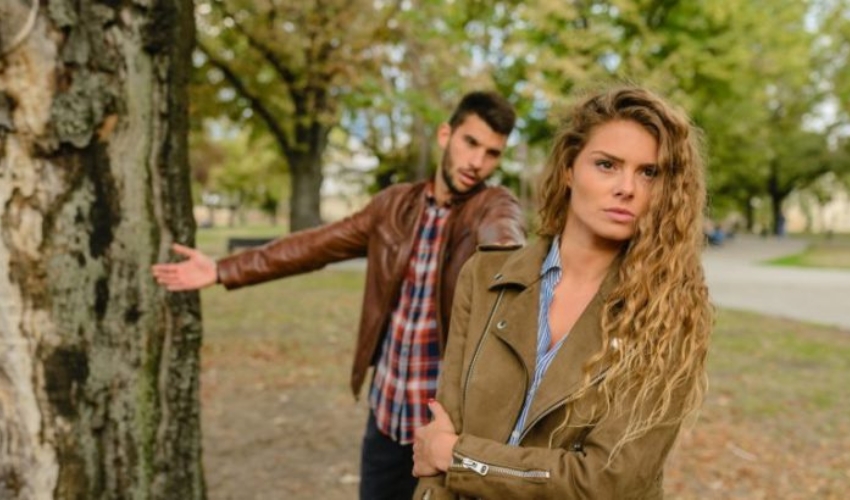 une femme et un homme se querellent