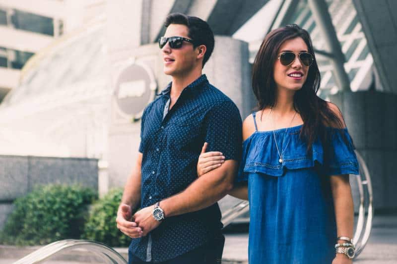 Un couple bien habillé se promène à l'extérieur
