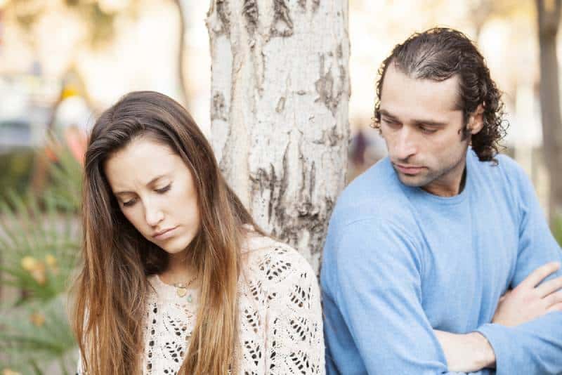 Un couple est en colère contre l'autre à l'extérieur