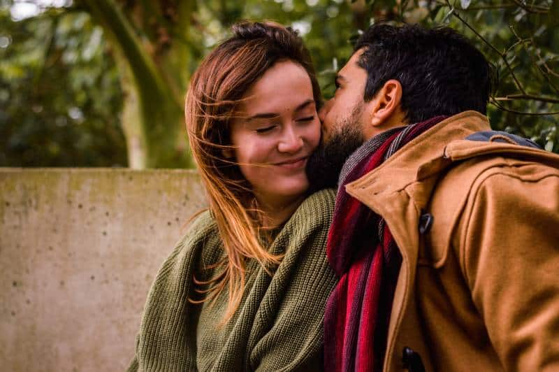 Un couple heureux qui profite de l'extérieur