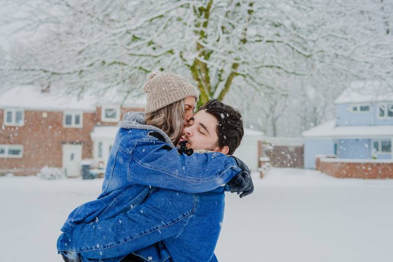 Un couple s'embrassant dehors en hiver