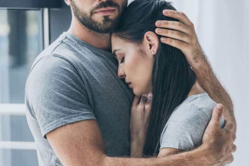 Un homme a embrassé sa triste petite amie