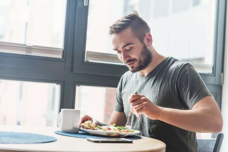 Un homme qui prend un repas sain le matin, un petit déjeuner à la maison