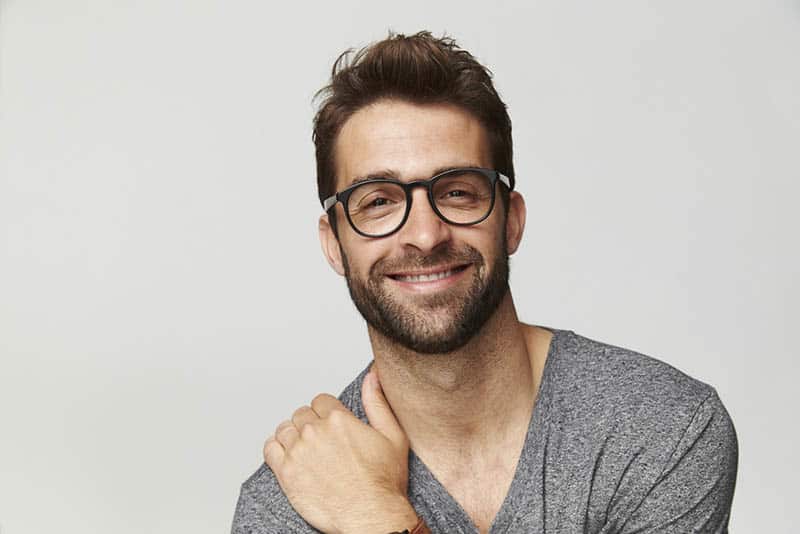 Un homme souriant pour la caméra