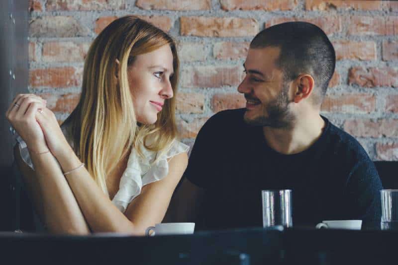 Un jeune homme et une jeune femme qui flirtent lors d'un rendez-vous.