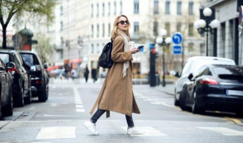 une femme marche dans la rue