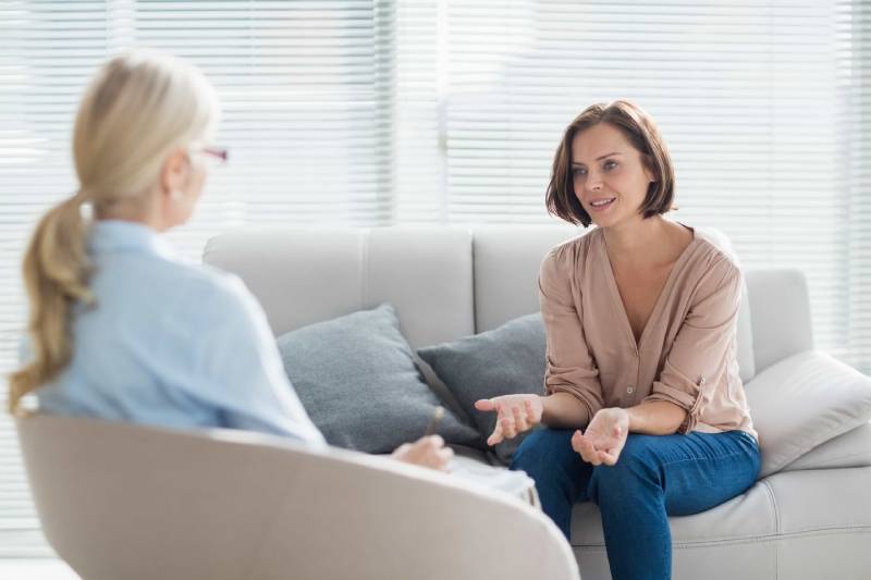 Une femme chez un thérapeute parle