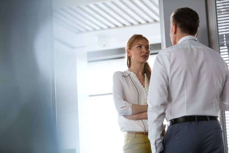 Une femme d'affaires et un homme d'affaires ont une conversation très sérieuse au bureau