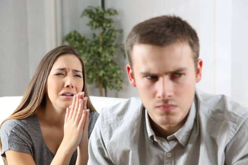 Une femme demande pardon à son ex-mari après un conflit sur lequel elle est assise