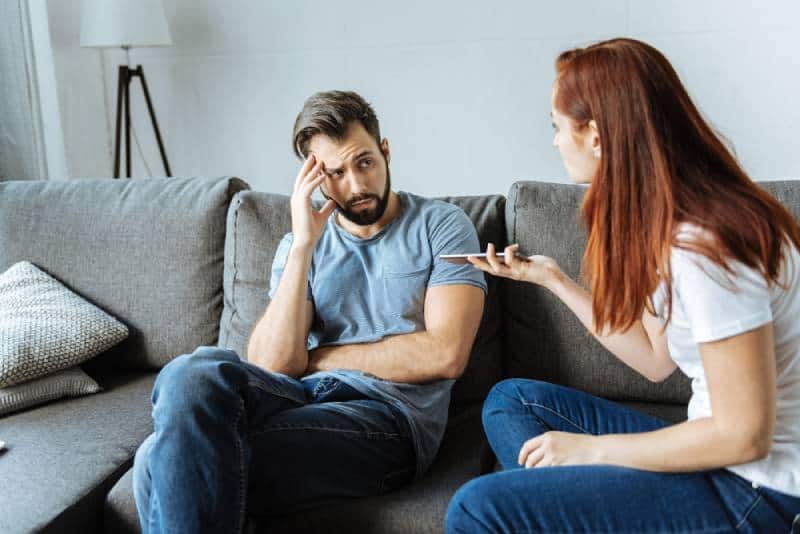 Une femme malheureuse et en colère parle à son petit ami