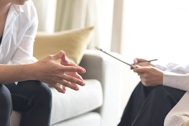 Une femme parle à un thérapeute