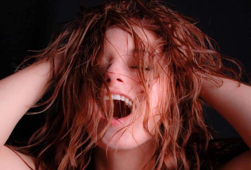 Une femme sexy et excitée s'empare de ses cheveux