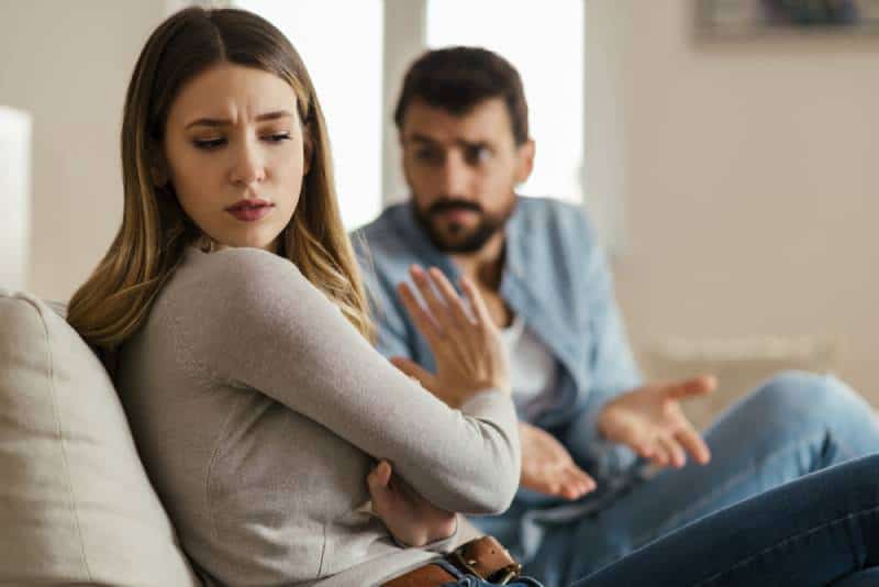 Une fille inquiète refuse de parler avec son petit ami à la maison
